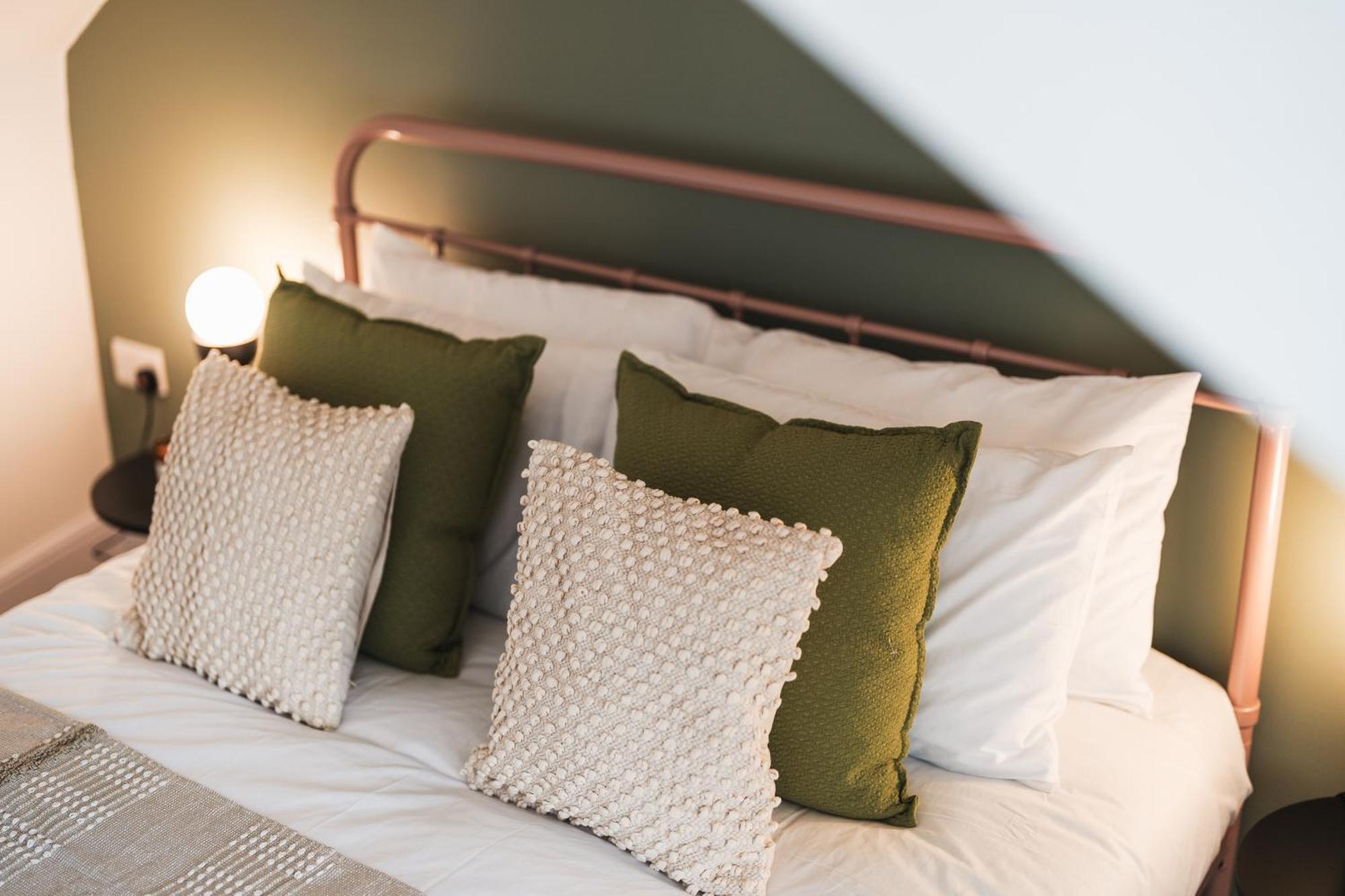 Feature Stone, Stunning Apartment, 2 X King Beds And Single, Sleeps 5 Castle Cary Esterno foto