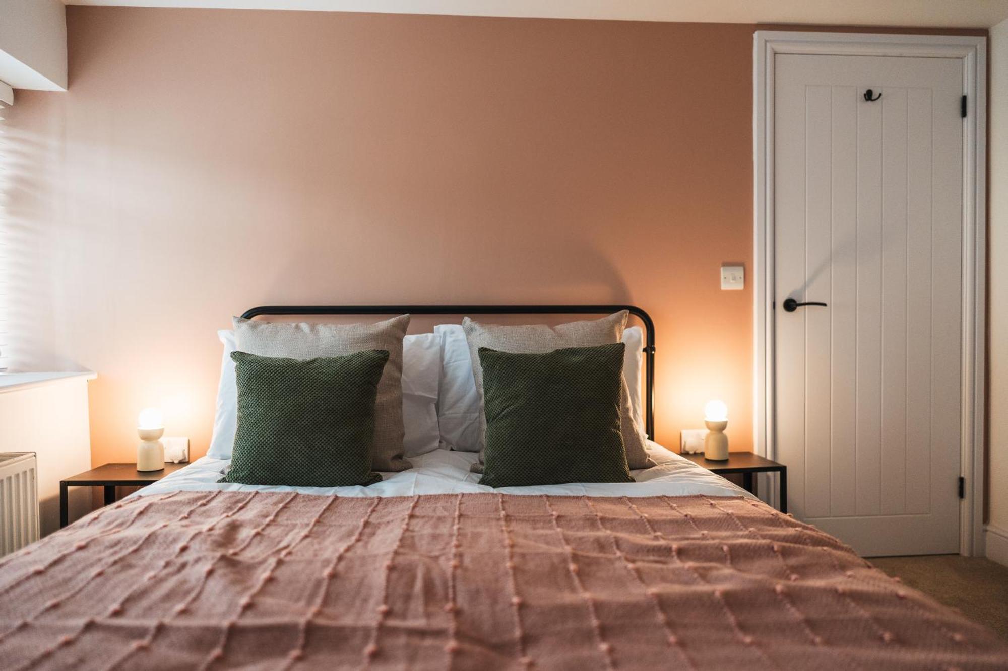 Feature Stone, Stunning Apartment, 2 X King Beds And Single, Sleeps 5 Castle Cary Esterno foto