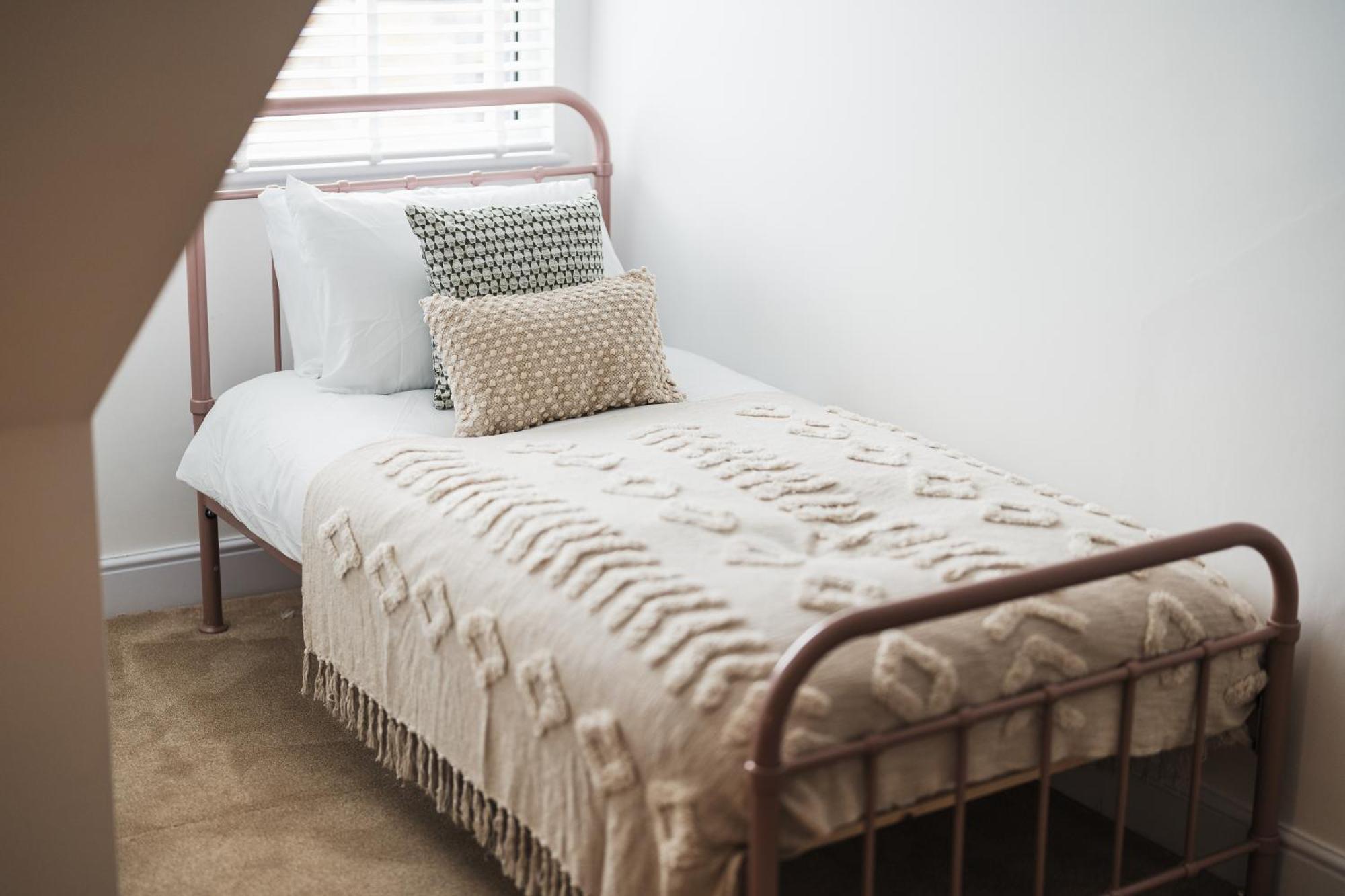 Feature Stone, Stunning Apartment, 2 X King Beds And Single, Sleeps 5 Castle Cary Esterno foto