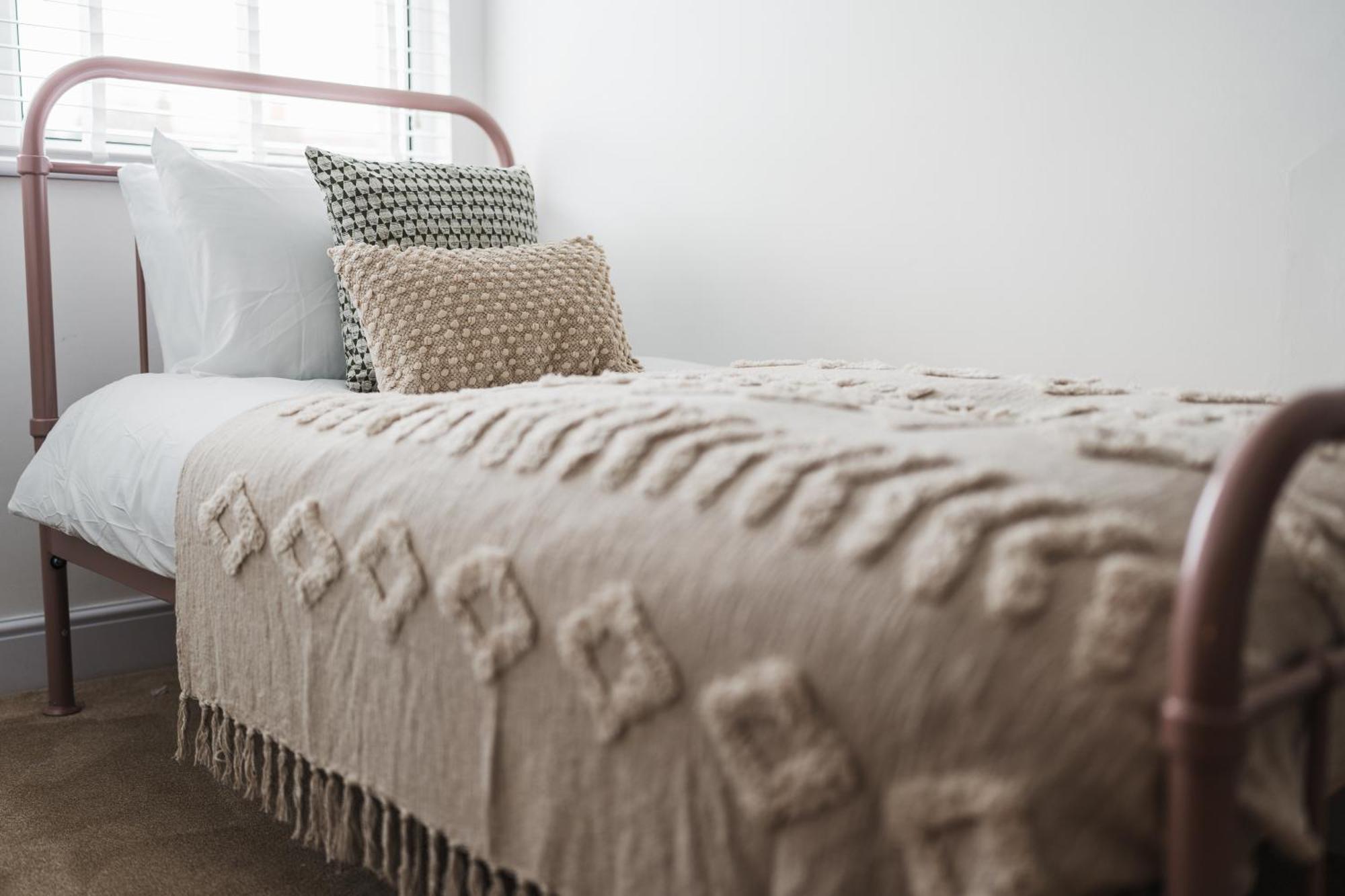 Feature Stone, Stunning Apartment, 2 X King Beds And Single, Sleeps 5 Castle Cary Esterno foto
