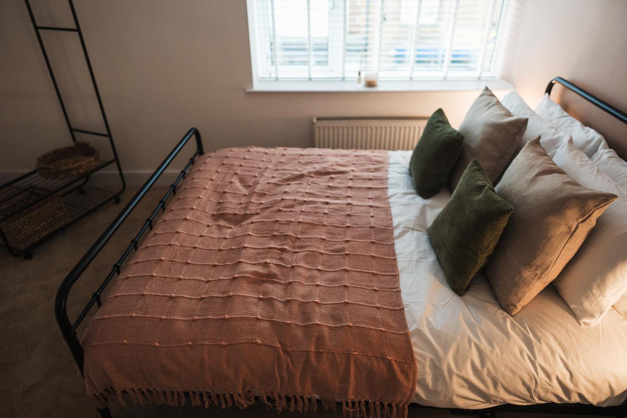 Feature Stone, Stunning Apartment, 2 X King Beds And Single, Sleeps 5 Castle Cary Esterno foto