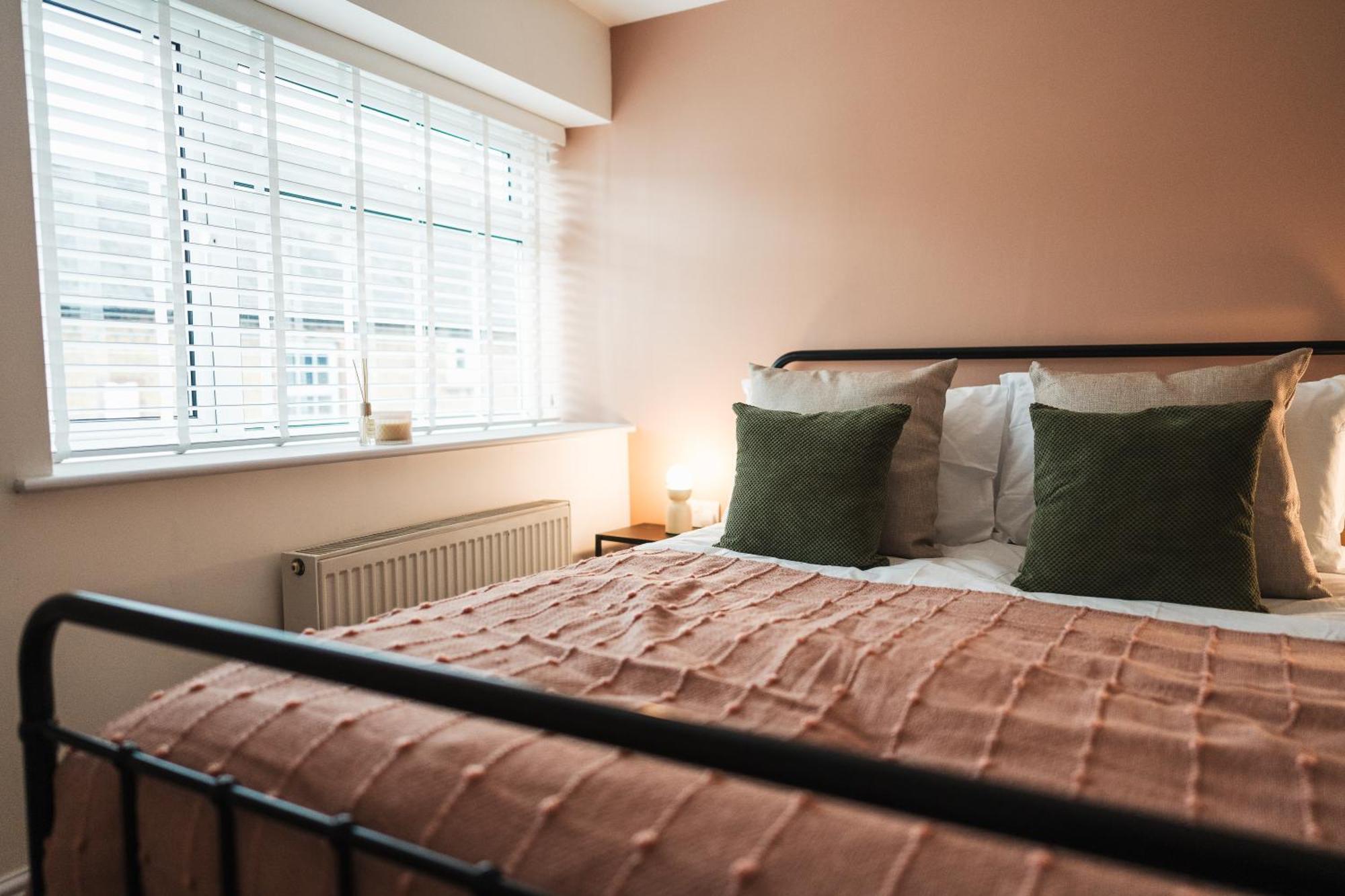 Feature Stone, Stunning Apartment, 2 X King Beds And Single, Sleeps 5 Castle Cary Esterno foto